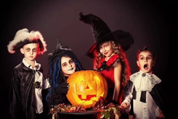 Halloween creativ. Petrecere de artă pentru copii.
