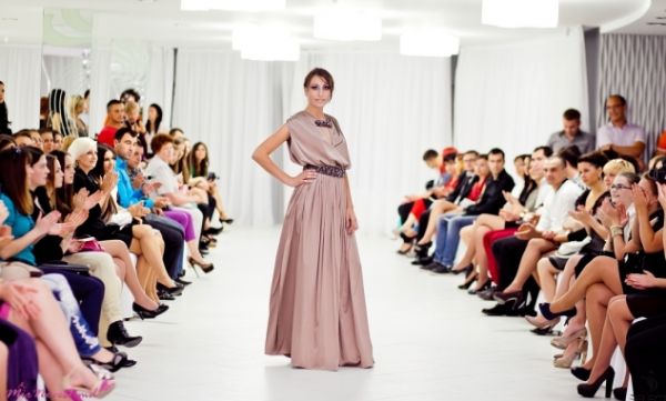 Prezentare de modă: rochii de mireasă și rochii de seară