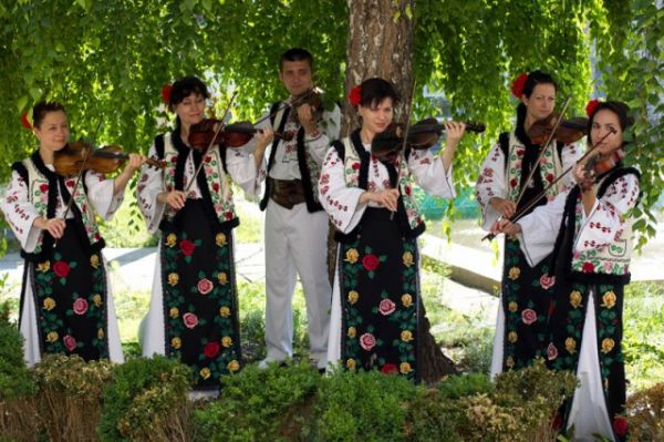Ansamblul de Cântece şi dansuri "Viorica"