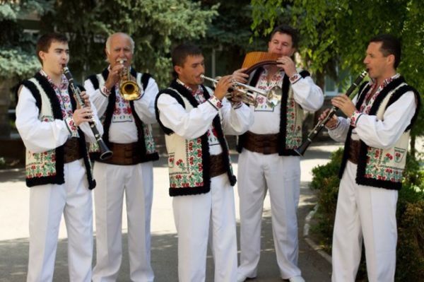 Ansamblul de Cântece şi dansuri "Viorica"