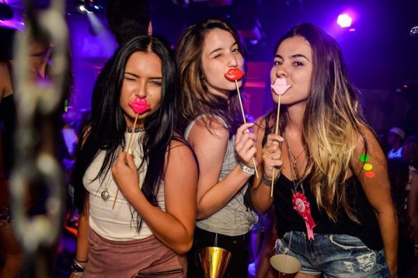 Ladies Night Pub Crawl / 3 bars and a club in Central Chisinau