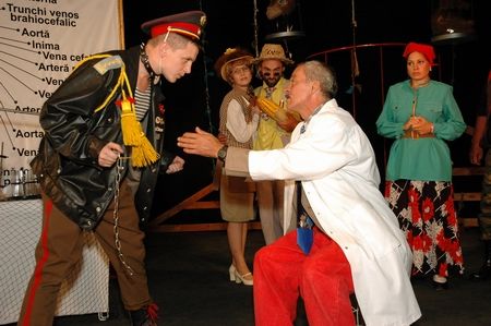 Spectacolul "Maimuţa în baie"