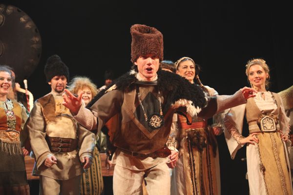 Spectacol "Amorul dănţuie şi feste joacă"